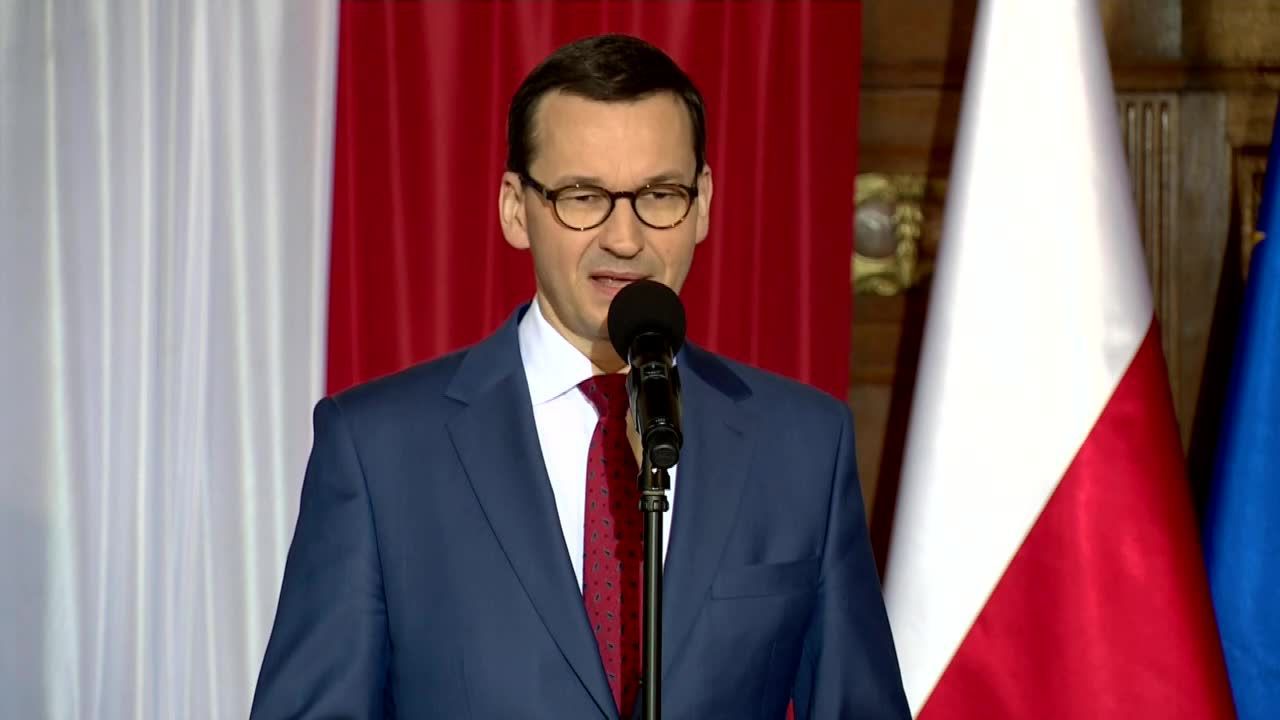 “Polskość oznacza solidarność, wolność, wielkość”. Uroczyste podniesienie flagi z udziałem premiera w Szczecinie