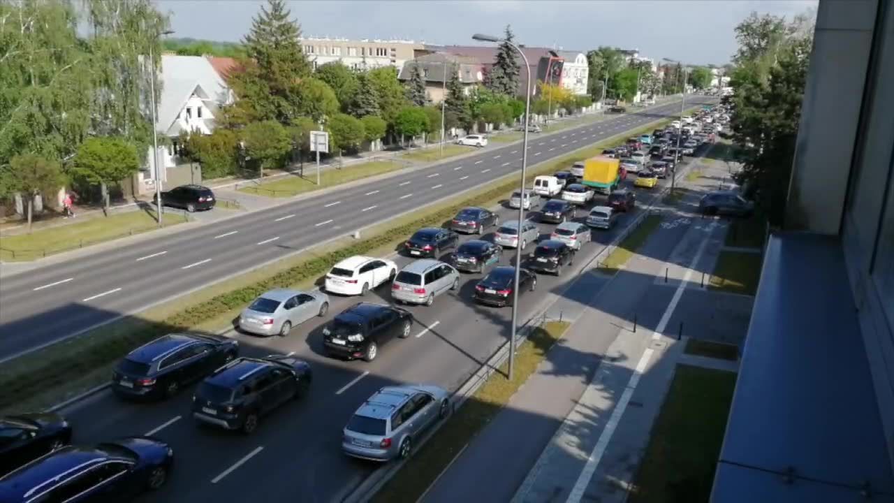 Paraliż komunikacyjny na południu Warszawy. Autobus zderzył się z ciężarówką w Wilanowie