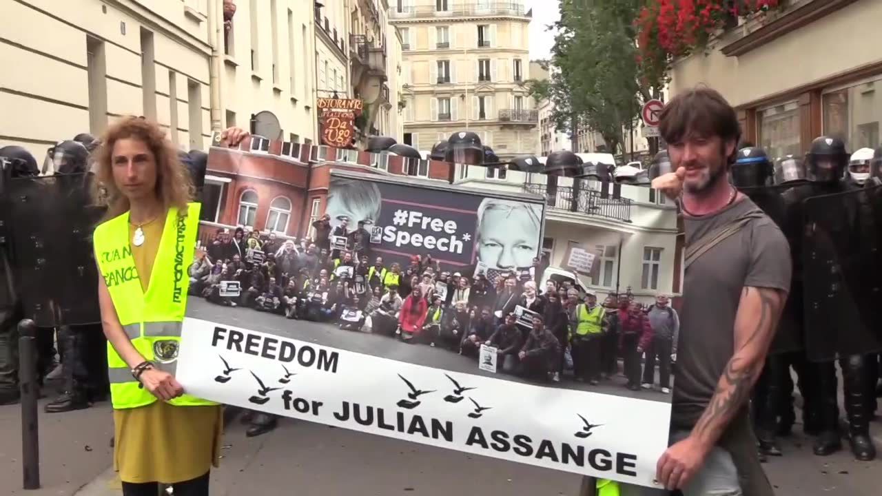 „Wolność dla J. Assange’a”. Żółte Kamizelki z wyrazami wsparcia dla założyciela WikiLeaks