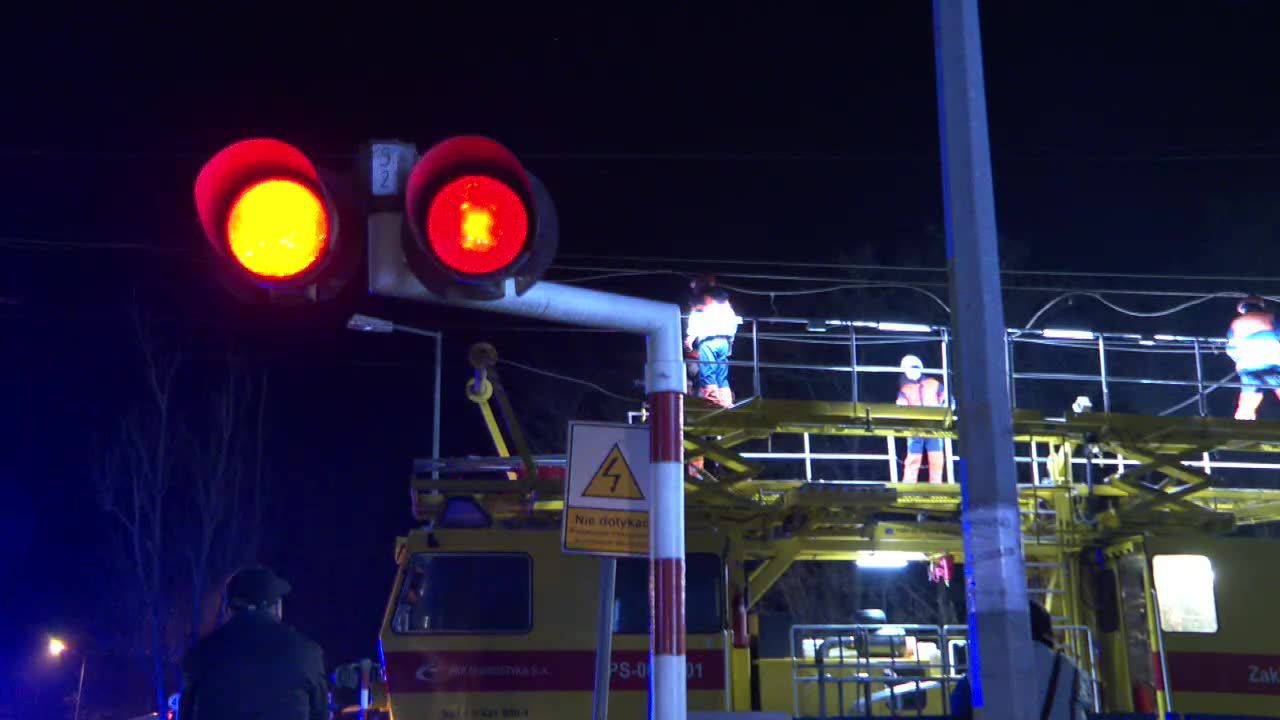 Ciężarówka zerwała trakcję na przejeździe kolejowym pod Szczecinem. Ruch pociągów wstrzymany na kilka godzin