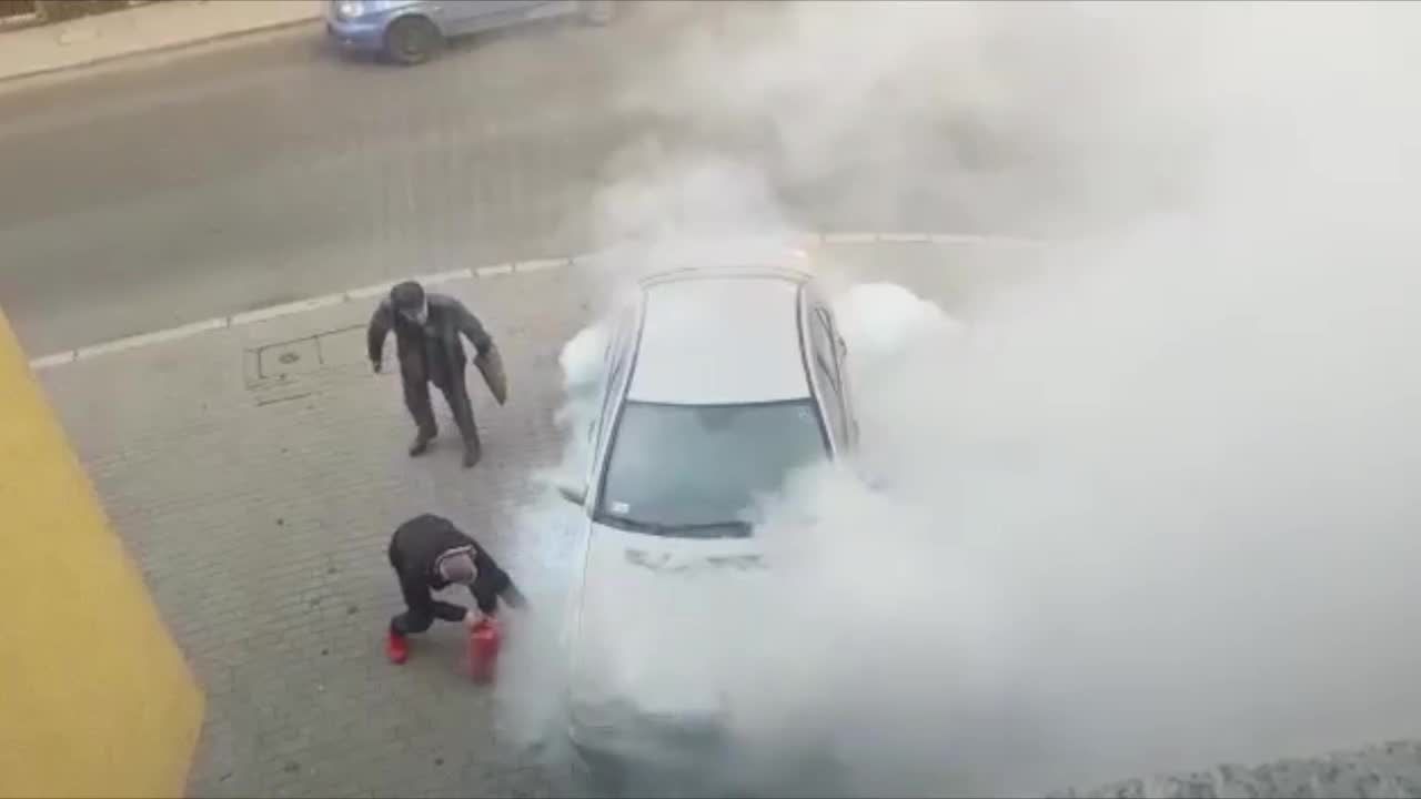 Samochód zapalił się podczas jazdy i wjechał na parking w Bolesławcu