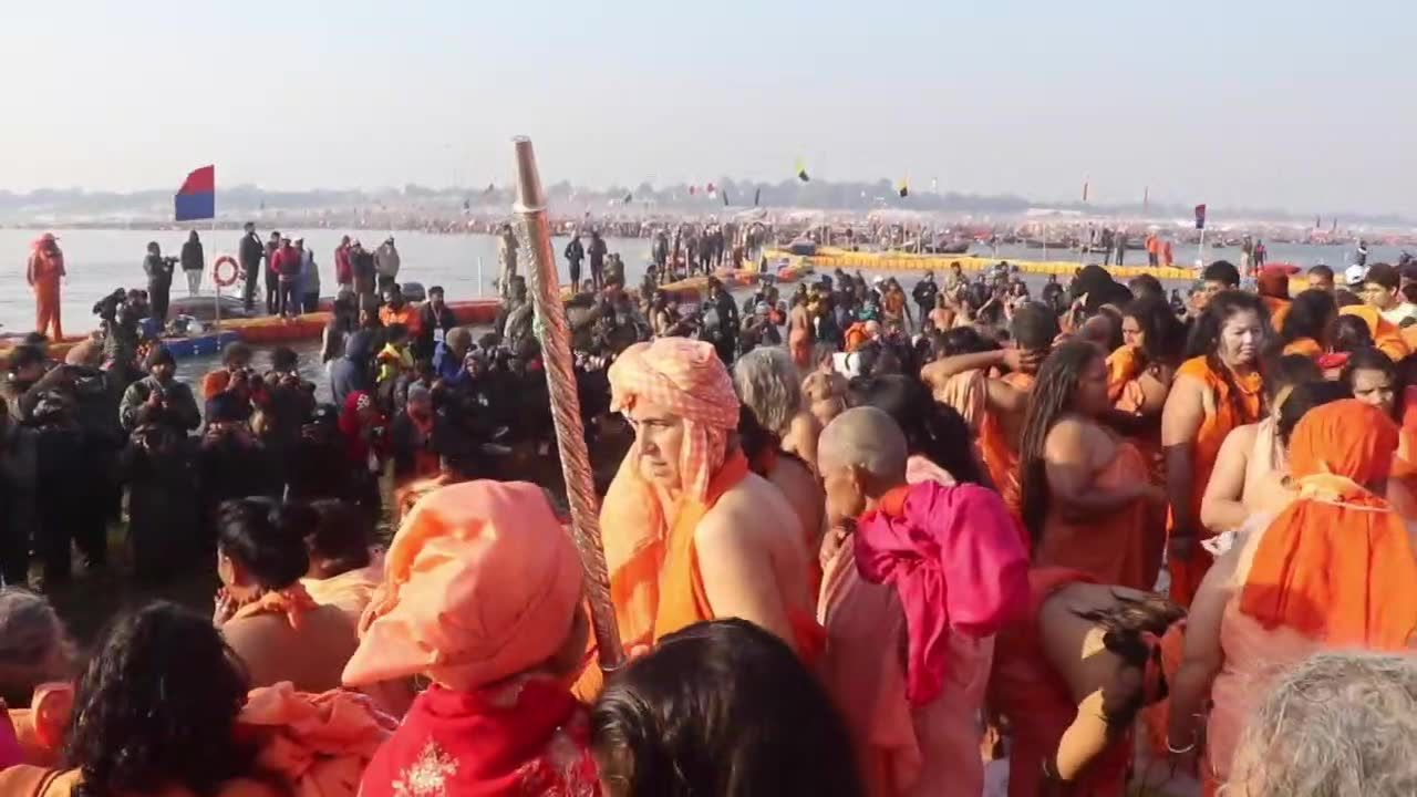 140 milionów wiernych wykąpie się w świętej wodzie trzech rzek. Obchody święta Ardh Kumbh Mela w Indiach