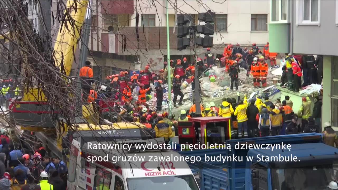 Ratownicy wydobyli 5-letnią dziewczynkę spod gruzów zawalonego budynku w Stambule