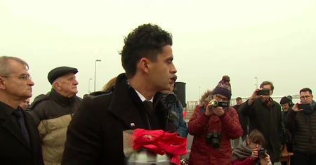 Przeszedł z urną na otwarcie drogi. “Wysłaliście ludzi na śmierć”