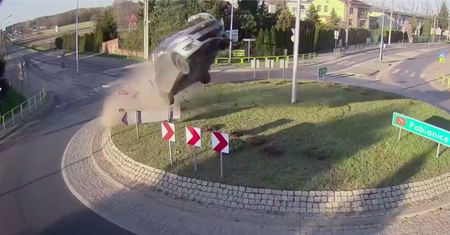 Kierowca złamał drzewo na wysokości 7m