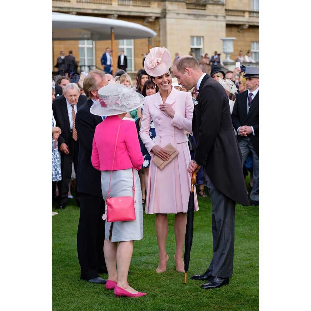 Książę William z żoną - garden party w pałacu  Buckingham