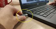 Jak trafić kablem USB do gniazda za pierwszym razem? Jest na to sprytny sposób