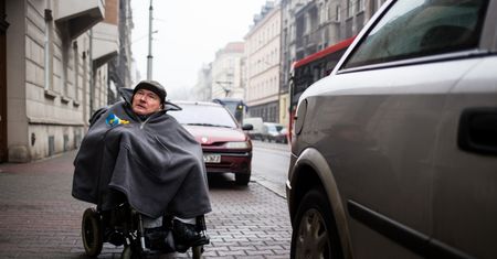 Niepełnosprawny polityk wygrał wybory i chciał odebrać zaświadczenie. Na dworcu przeżył szok