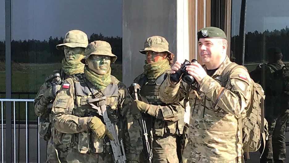 Gen. Kukuła z żołnierzami WOT w czasie ćwiczeń Szymanach