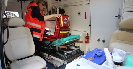 Wypadek w Warszawie. Kobieta w szpitalu, pies nie przeżył