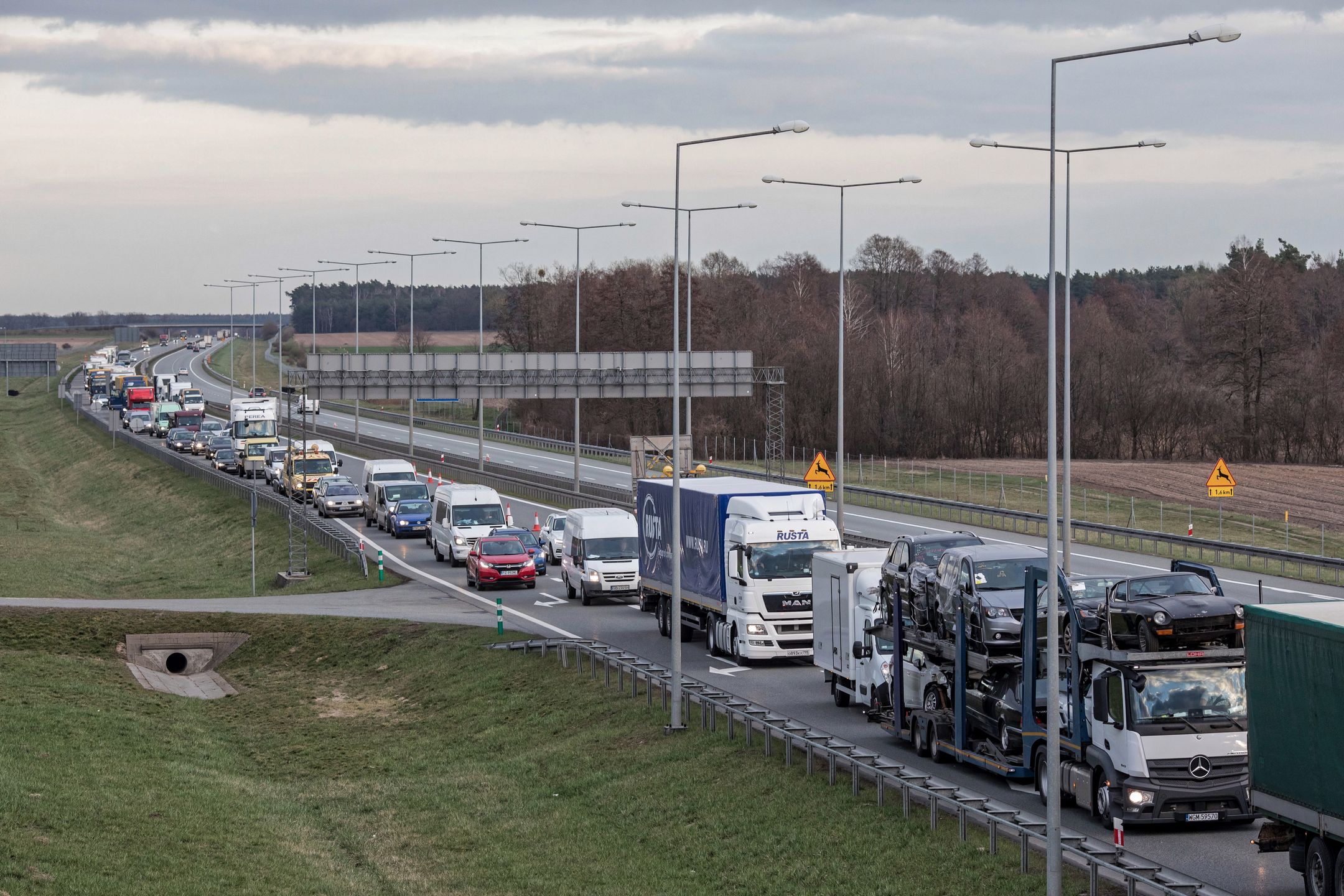 Korki po dwóch wypadkach na jezdni autostardy A2 w stronę Warszawy