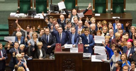PiS nazwał to "puczem". Wyjaśniamy, na czym polega problem z głosowaniem w Sali Kolumnowej