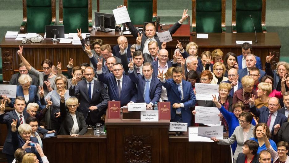 Posłowie opozycji blokują mównicę sejmową.