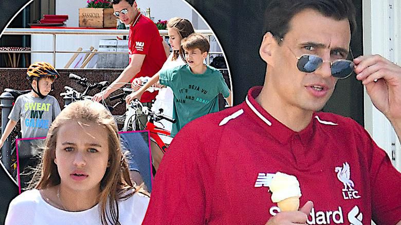 Jarosław Bieniuk z dziećmi na lodach