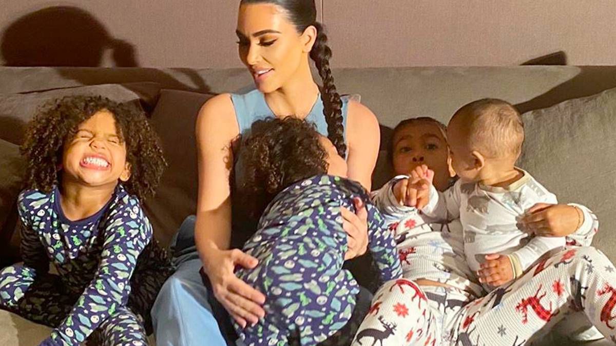 Kim Kardashian w domowej sesji ze wszystkimi dziećmi. North i Saint nieźle wyrośli