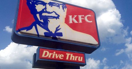 Kurczaki zza krat - tak zjemy w KFC. Wszystko przez rozrabiających klientów