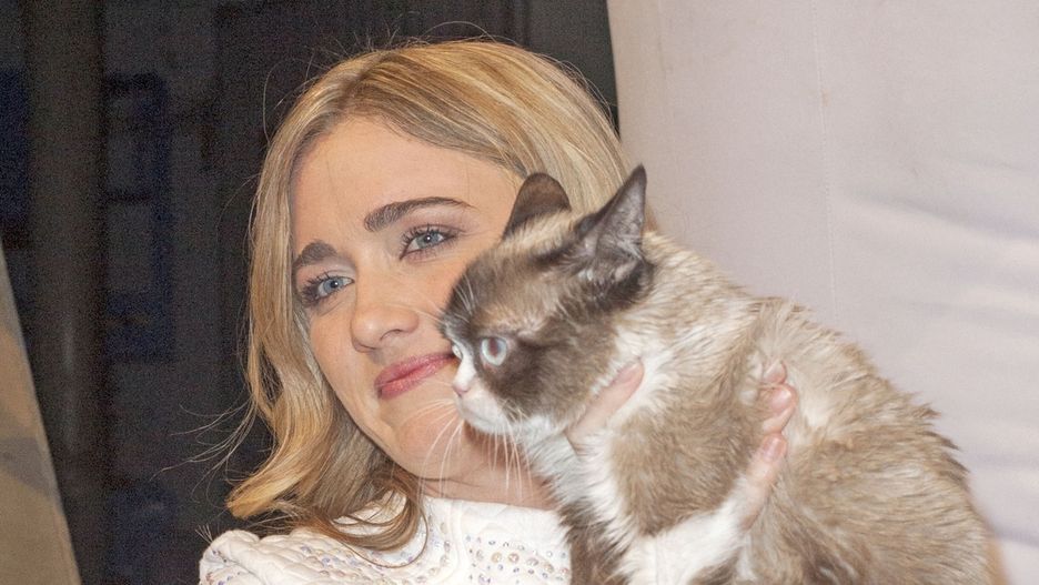 Grumpy Cat ze swoja właścicielką, która na jego popularności zarobiła fortunę