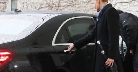 Premier Wielkiej Brytanii uwięziona we własnym aucie. Co dalej z brexitem?
