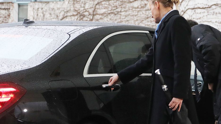 Theresa May została uwięziona we własnym aucie