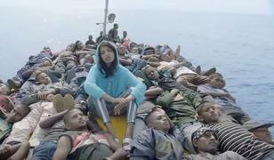Artystka śpiewa na łodzi pełnej uchodźców. Wymowny teledysk