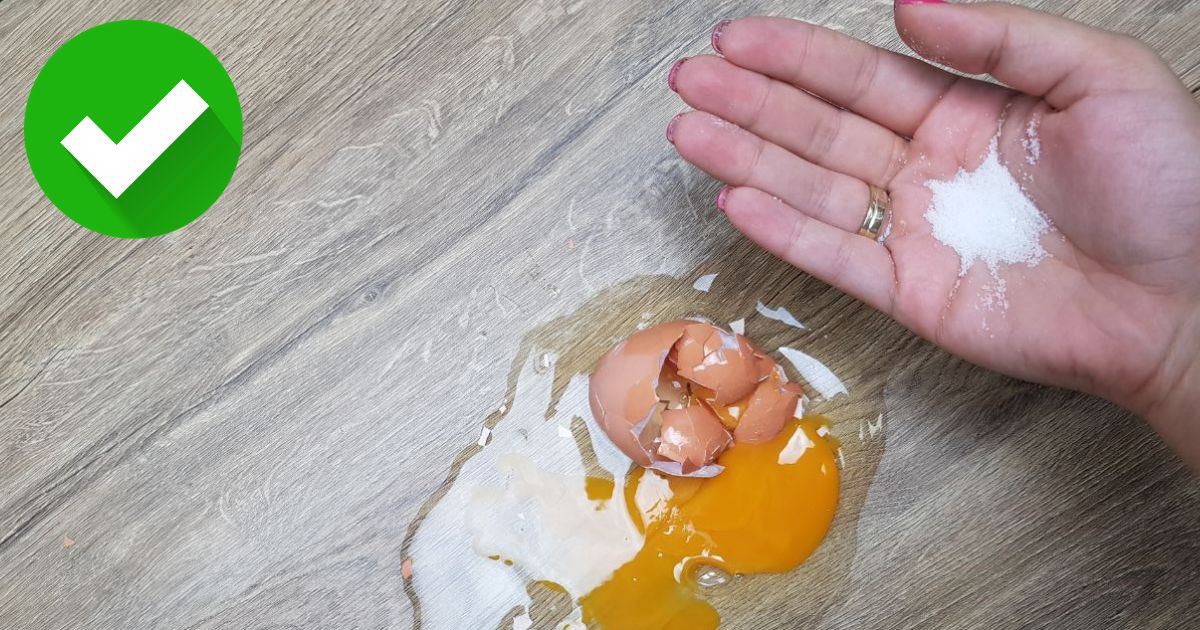 3 łatwe i skuteczne kroki, które w mgnieniu oka pomogą posprzątać rozbite jajko