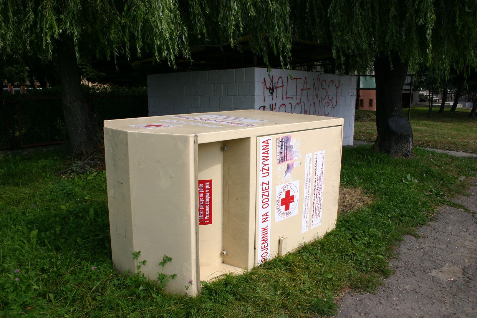 Z kontenerów z logo Czerwonego Krzyża wykradano zbieraną dla ubogich odzież