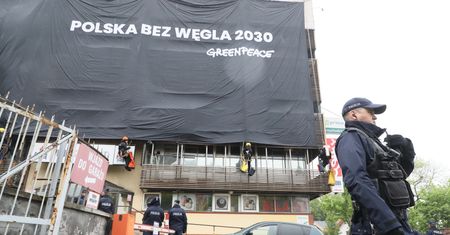 Greenpeace protestuje przeciwko węglowi. Wielki transparent na siedzibie PiS. Trwa ściąganie aktywistów
