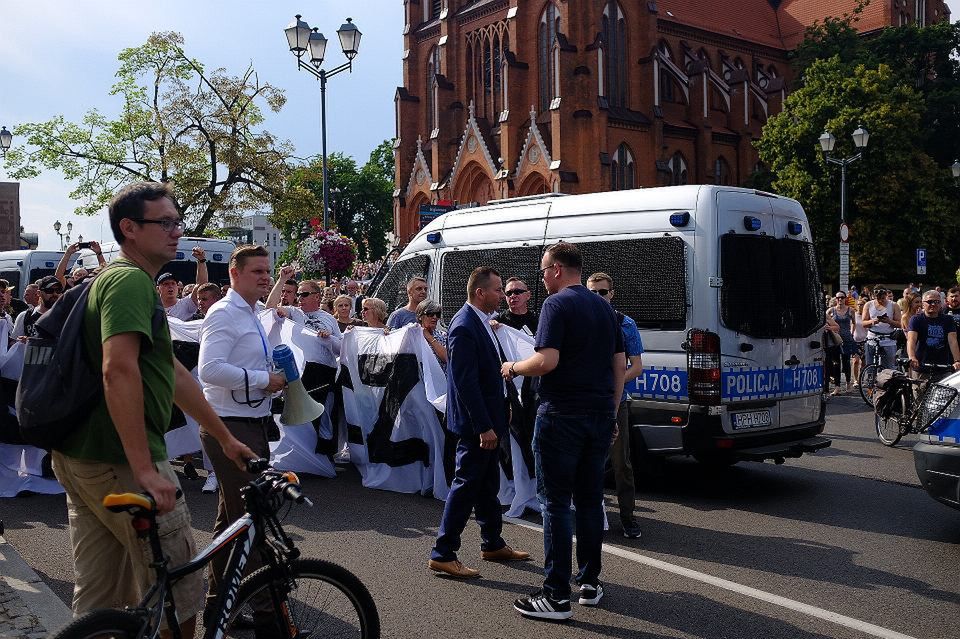 Białystok. Działacze PiS "na dywaniku" u prezesa. Byli przy kibolach, tłumaczyli się. Zostaną w partii