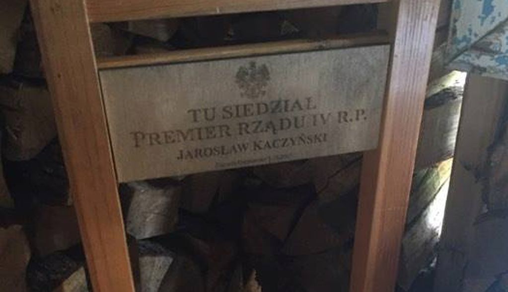 "Premier rządu IV RP". Jarosław Kaczyński doczekał się pamiątkowego krzesła