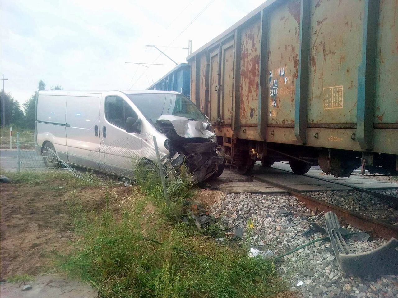 Pociąg towarowy uderzył w busa. Zawiodły rogatki