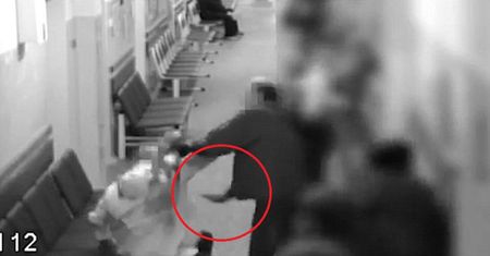 Pacjent dźgnął lekarza nożem w serce. Szokujące nagranie