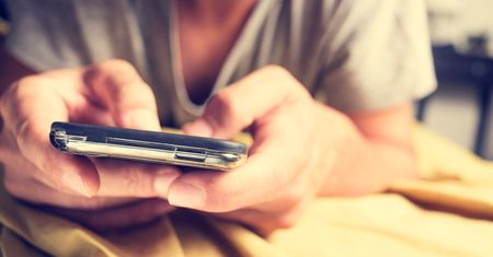Korzystanie z telefonu wieczorem, może powodować depresję. Naukowcy zdradzają konkretną godzinę