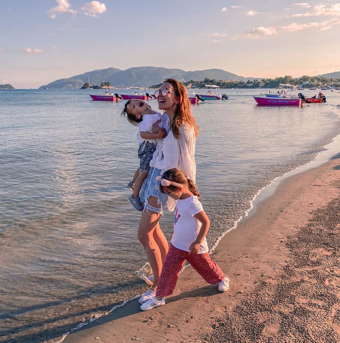 Anna Wendzikowska z córkami na plaży