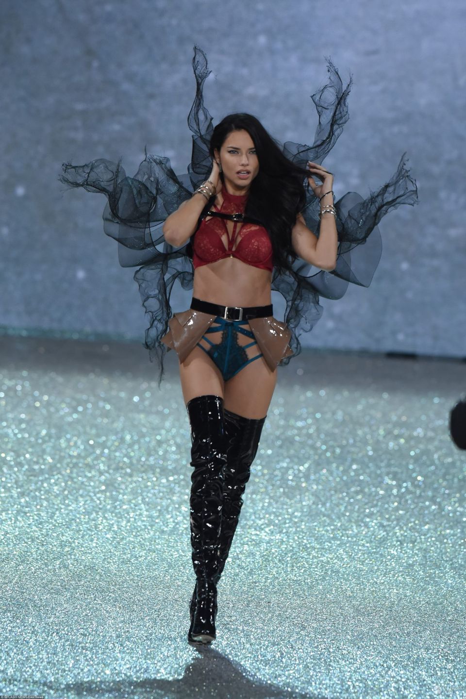 Adriana Lima - Pokaz Victoria's Secret 2016