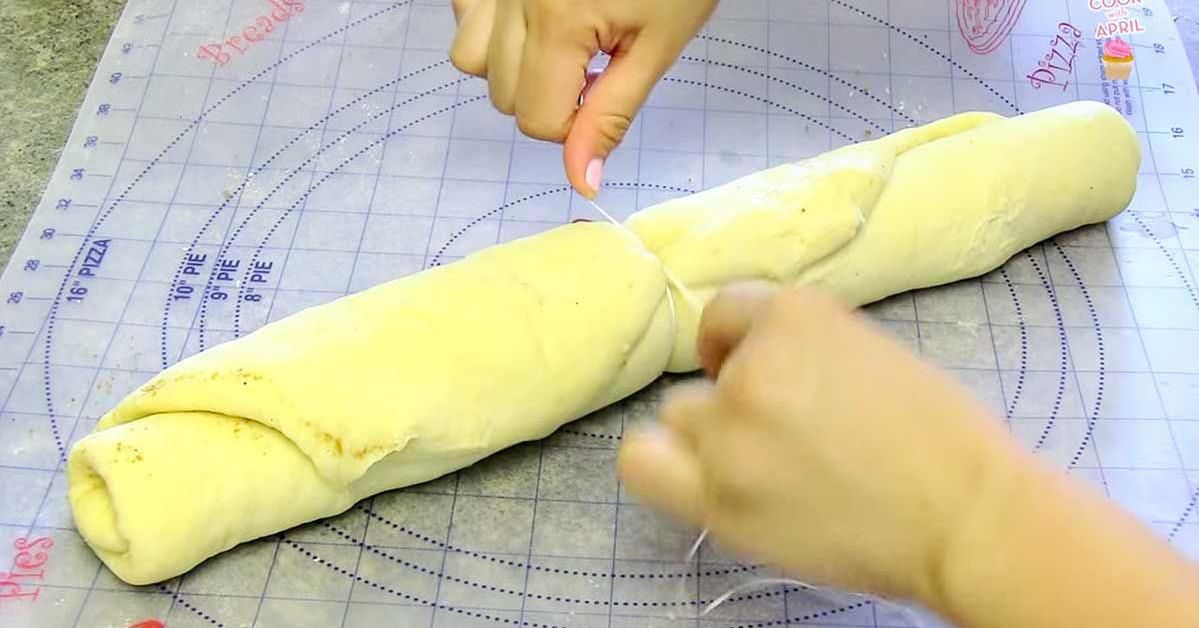 Owinęła nić dentystyczną wokół ciasta i mocno ścisnęła. Może wydawać się dziwne, ale to działa!