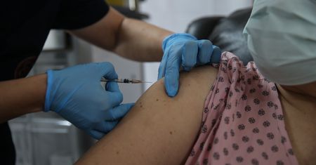 Szczepionka na COVID-19. To on za nią stoi. Mówi, kiedy życie wróci do normy