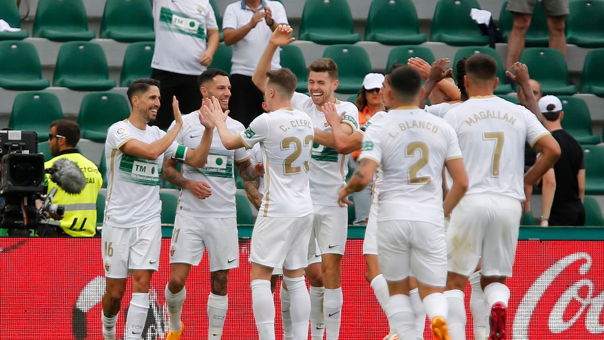 PAP/EPA / Manuel Lorenzo / Na zdjęciu: piłkarze Elche CF