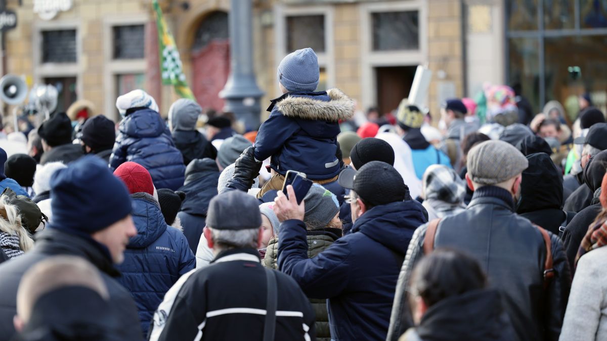 DAREK11
ludzie, zima, ubrane, spacer, miasto, dziecko, kobieta, para, czapka, na barana, ojciec, żona, zimno, protest, zgromadzenie, procesja, akcja, covid19, pandemia, virus, zarażenie, sport, zdrowie, medycyna, lud, pasterstwo, chodzenie, gród, ulica, gromada, kupowanie, wydarzenia, miejski, audiencja, duzo, koncert, muzyka, maraton