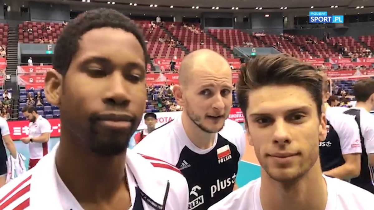 Materiały prasowe / PolsatSport.pl / Wilfredo Leon udziela wywiadu Łukaszowi Kadziewiczowi, rozmowie przysłuchuje się Bartosz Kurek