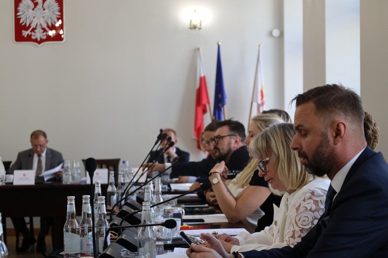 Jak czytamy w uzasadnieniu do uchwały, &#34;obecność alkoholu w życiu codziennym z definicji powoduje pewną ilość szkód i zagrożeń, (...) a dostępność alkoholu w godzinach nocnych często prowadzi do upijania się, zakłócania spokoju, chuligańskich wybryków i dewastacji mienia&#34;.