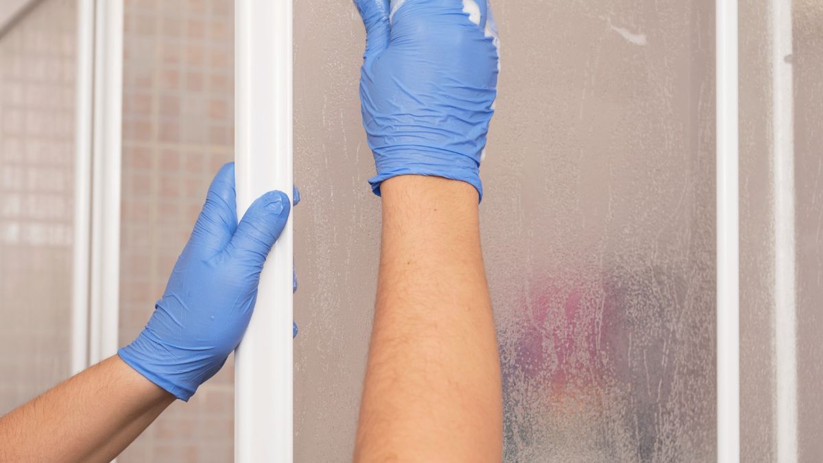 Rozpuść w wodzie i przetrzyj kabinę. Będzie jak nowa.