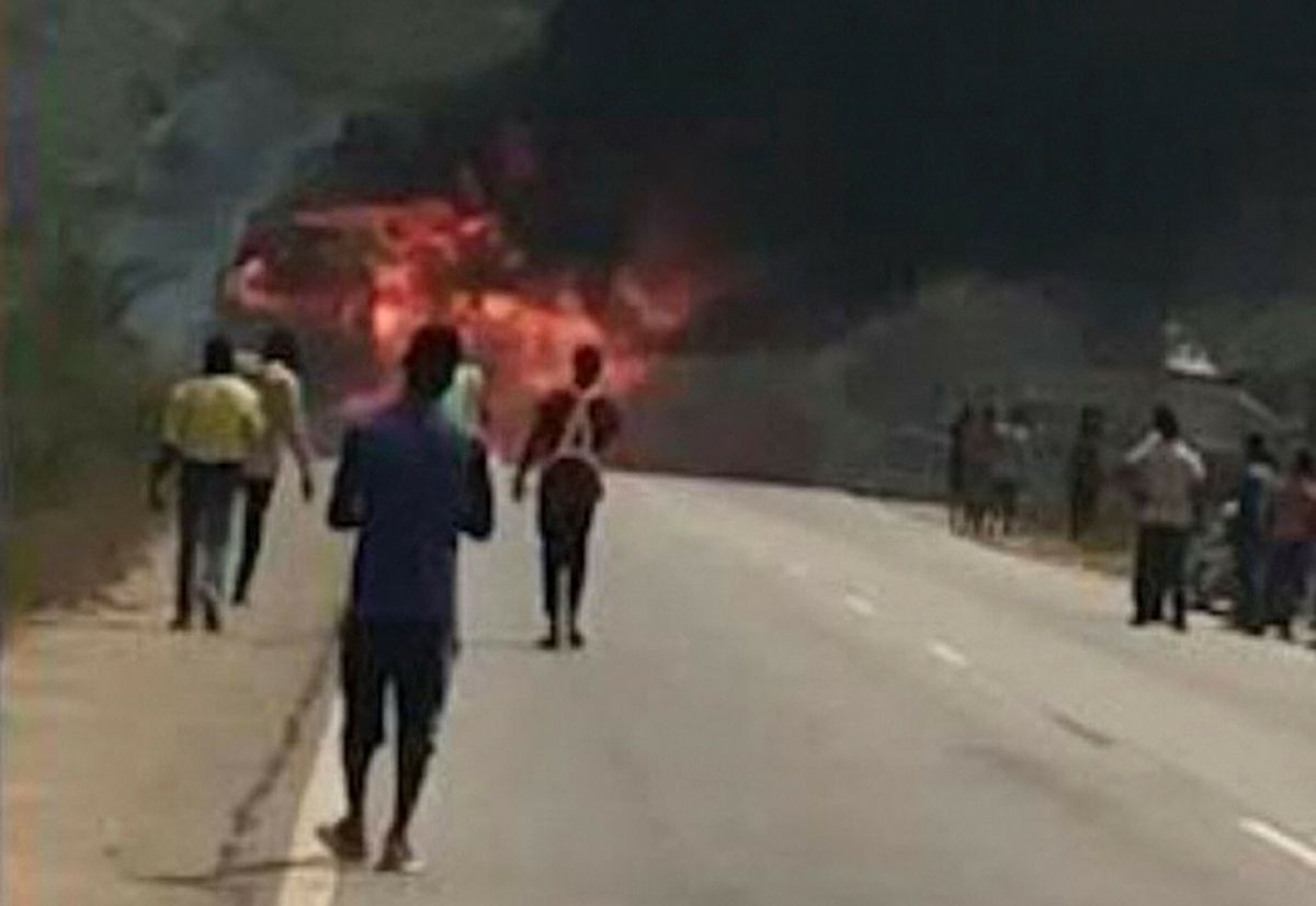 Kula ognia po wybuchu ciężarówki w Apiate (Fot. ERIC YAW ADJEI/AFP/East News)