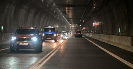 Wypadek w tunelu. Doszło do czołowego zderzenia