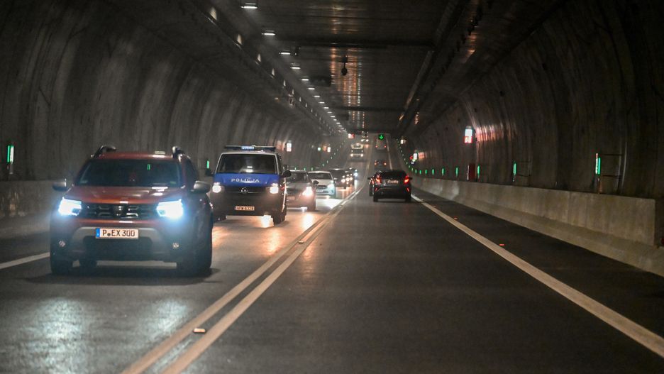 przejazd samochod�w
Marcin Bielecki
mi�dzy wyspami, otwarcia, otwarcie, przejazd, rzek�, tunel, tunelu, uznam i wolin, droga, drogowa, drogowy, inwestycja, po��czenie komunikacyjne, ruch samochodowy, samochody, samoch�d