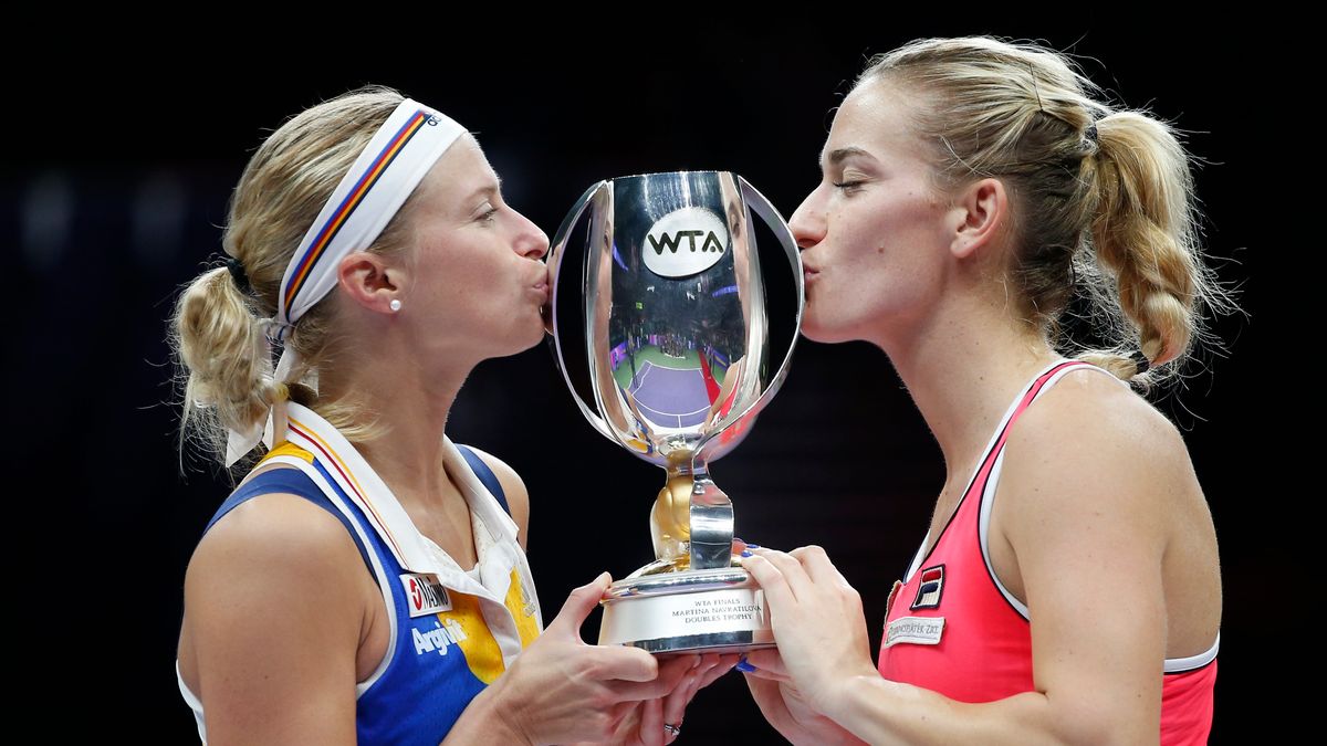 PAP/EPA / WALLACE WOON / Na zdjęciu: Andrea Hlavackova (z lewej) i Timea Babos (z prawej), zwyciężczynie Mistrzostw WTA 2017 w deblu