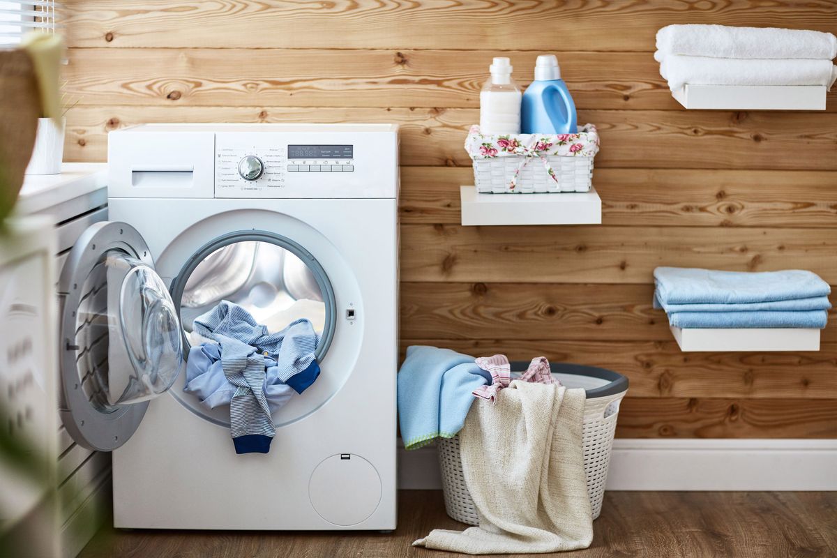 Jak skutecznie wyczyścić pralkę? Oto domowe sposoby, które pomogą usunąć zanieczyszczenia