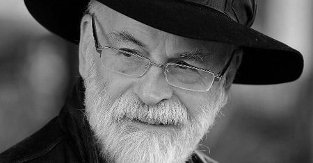 Terry Pratchett nie żyje