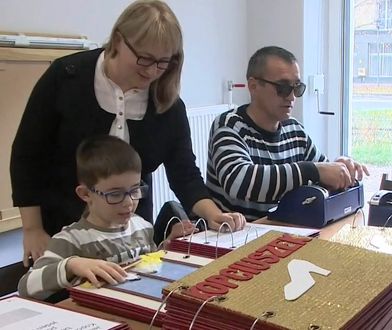Więźniowie przygotowują książeczki dla niewidomych dzieci