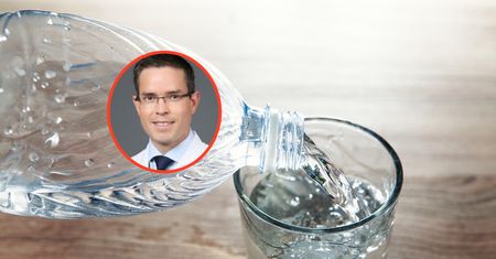 Czy picie wody obniża ciśnienie? Kardiolodzy rozwiewają wątpliwości