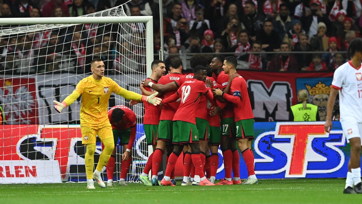 Warszawa, 12.10.2024. Piłkarze reprezentacji Portugalii cieszą się z gola w meczu grupy A1 Ligi Narodów z Polską na PGE Narodowym w Warszawie, 12 bm. Z lewej bramkarz reprezentacji Polski Łukasz Skorupski. (mk) PAP/Piotr Nowak